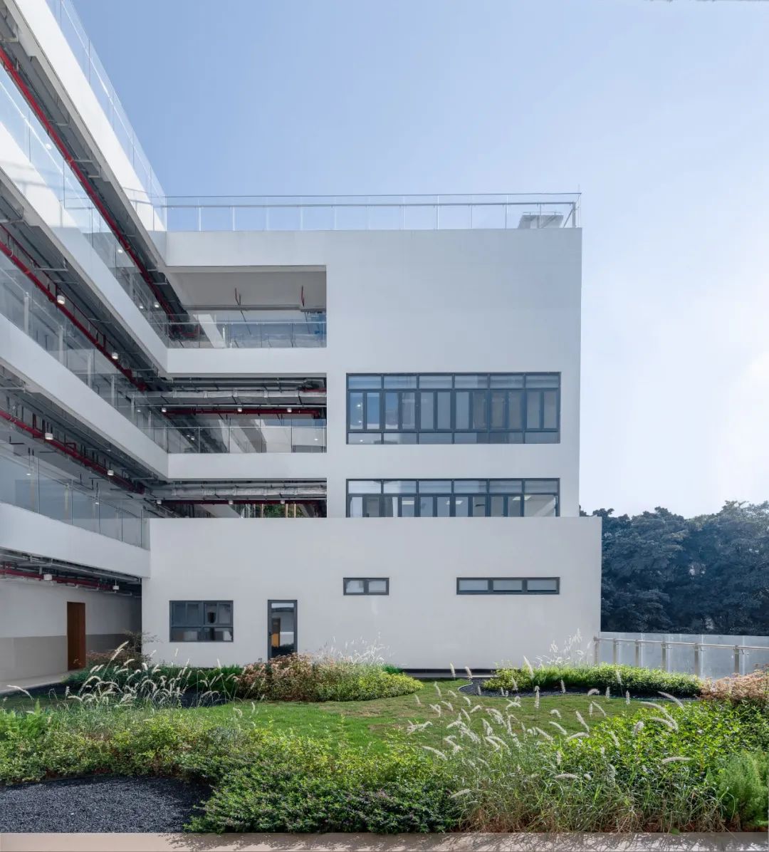 “内院式消防站”的布局，简洁现代的立面——深圳市公安消防支队松坪山消防站设计