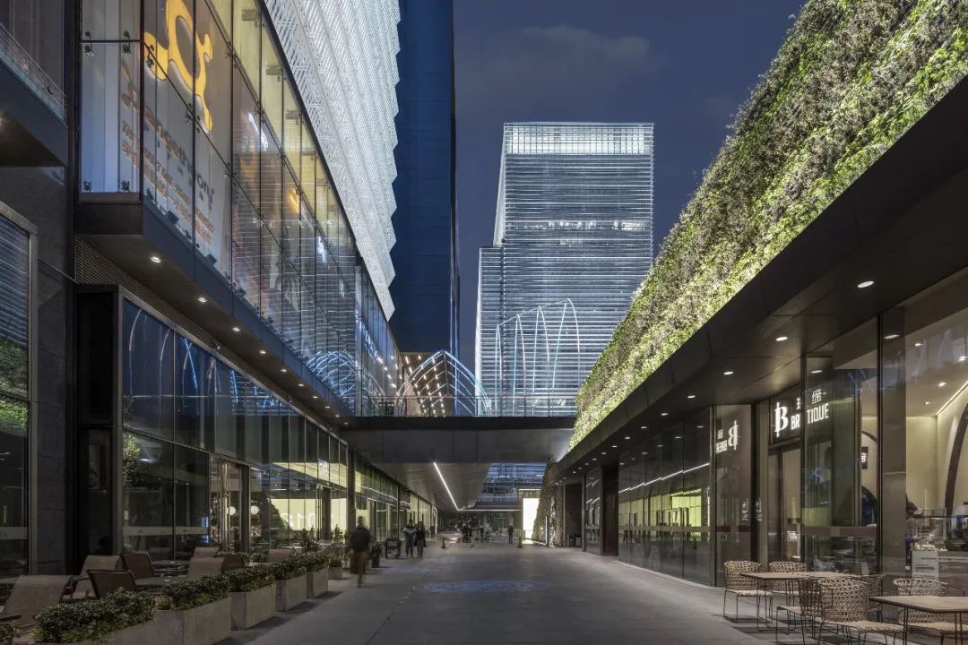 将浦东新区商业和交通配套无缝结合的公共目的地:上海浦东金融广场(上)