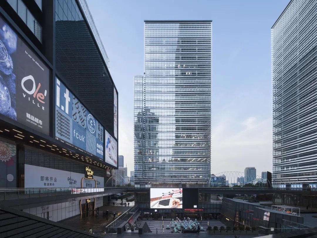 将浦东新区商业和交通配套无缝结合的公共目的地：上海浦东金融广场（下）