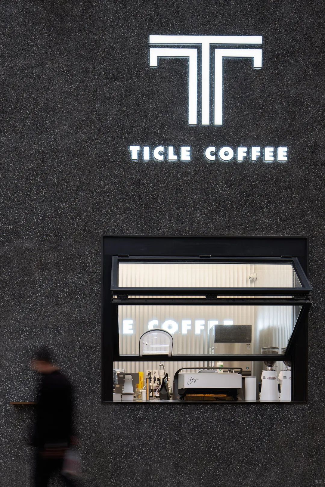 新作丨不锈钢与混凝土的交错：Ticle Coffee系列设计 / 大观建筑