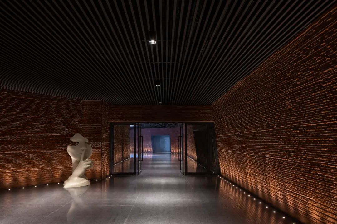 line+WORK | 红色石阵，云南东风韵艺术中心