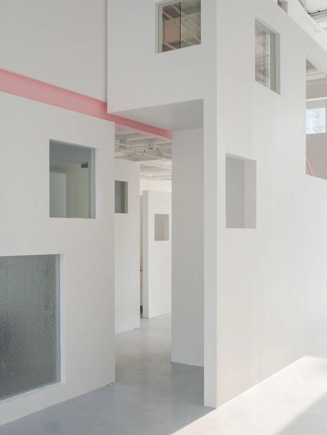 芽&middot;美术馆，墙洞构成的&ldquo;动态风景&rdquo;展