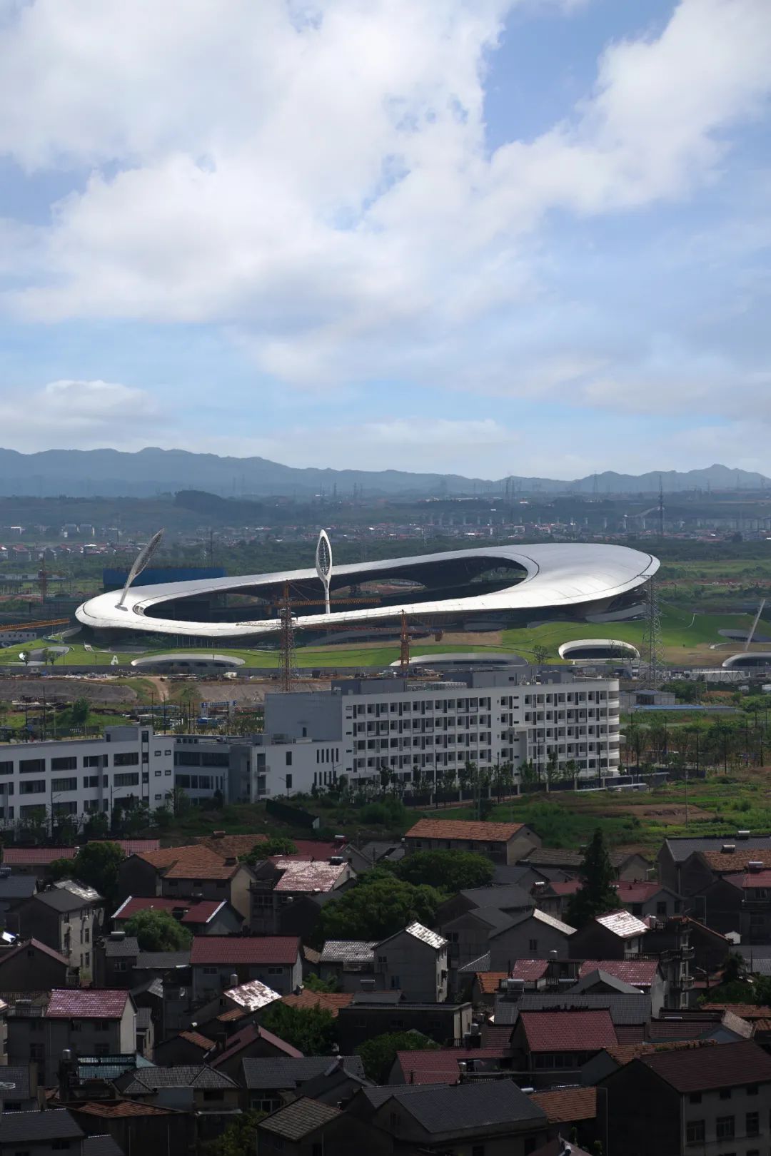 “消失的体育场”建成,马岩松/MAD全球最大覆土建筑群设计