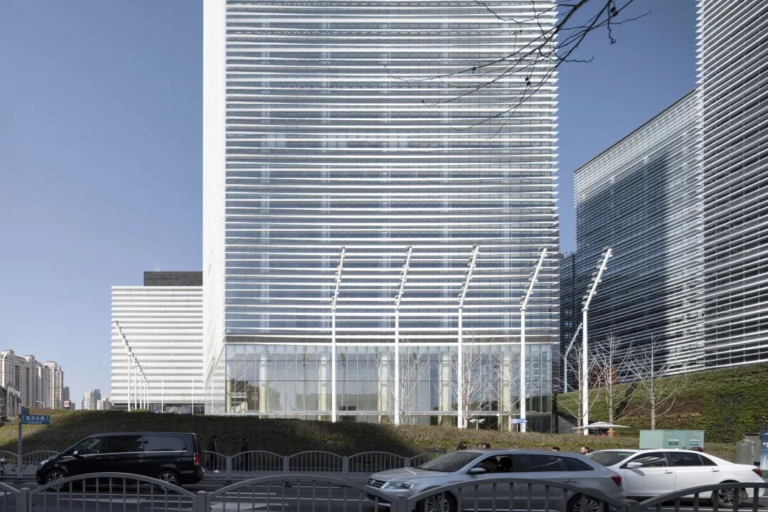 将浦东新区商业和交通配套无缝结合的公共目的地：上海浦东金融广场（下）