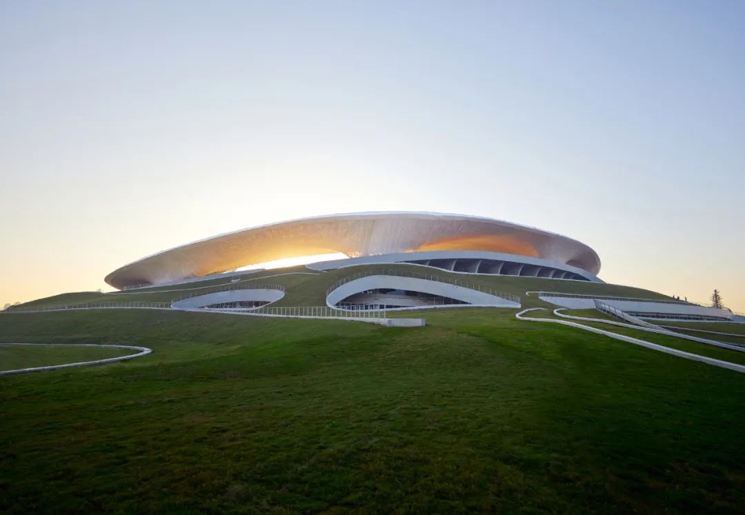 “消失的体育场”建成,马岩松/MAD全球最大覆土建筑群设计