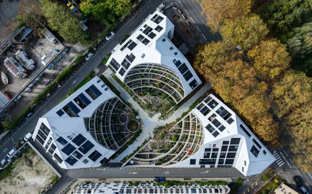 MVRDV 完成法国波尔多「绿谷」生态住宅：用光线切割出绿意盎然的宜居庭院