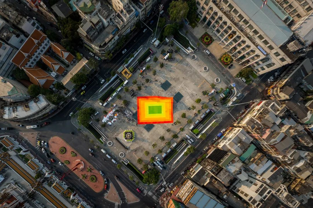 信息图像化的公共空间 | MVRDV 在曼谷设计周用再生塑料编织《巨型坐毯》