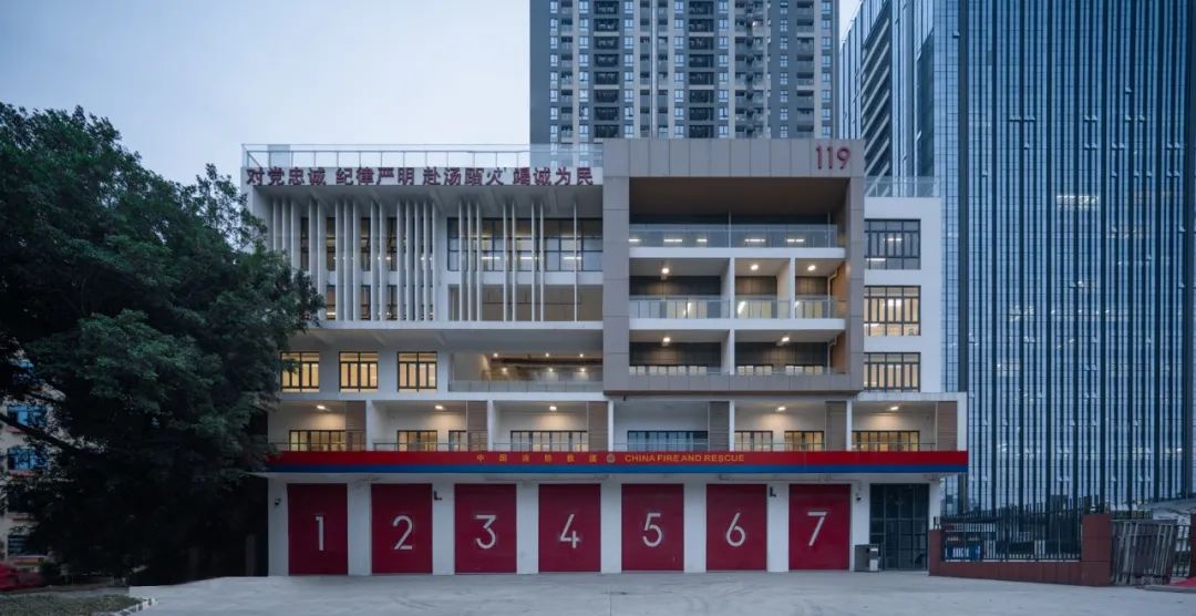 “内院式消防站”的布局，简洁现代的立面——深圳市公安消防支队松坪山消防站设计