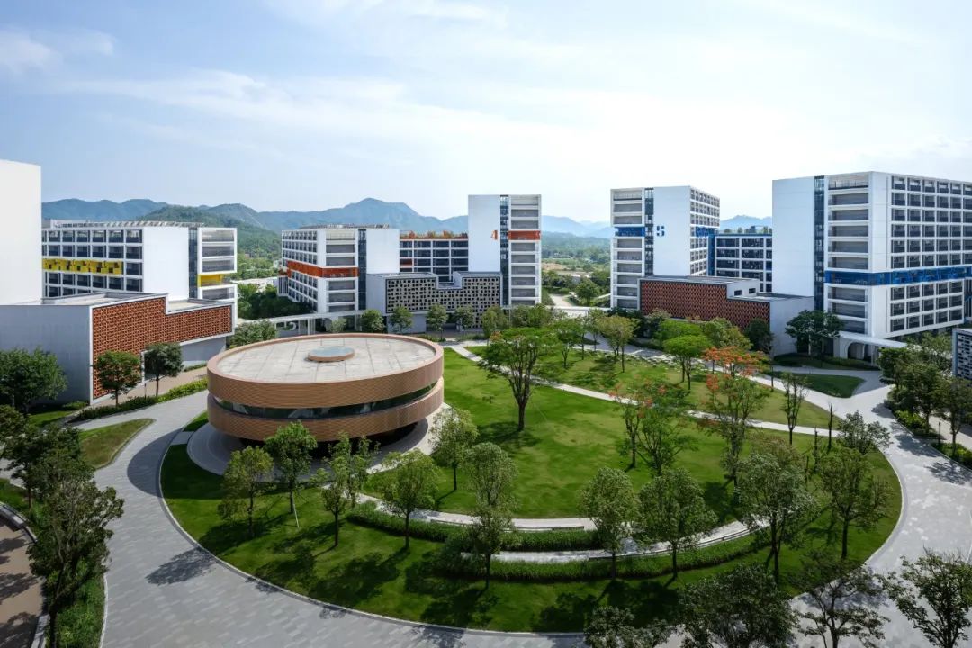 Aedas新作 | 北师香港浸会大学二期校园，钟灵毓秀，碧水绕亭