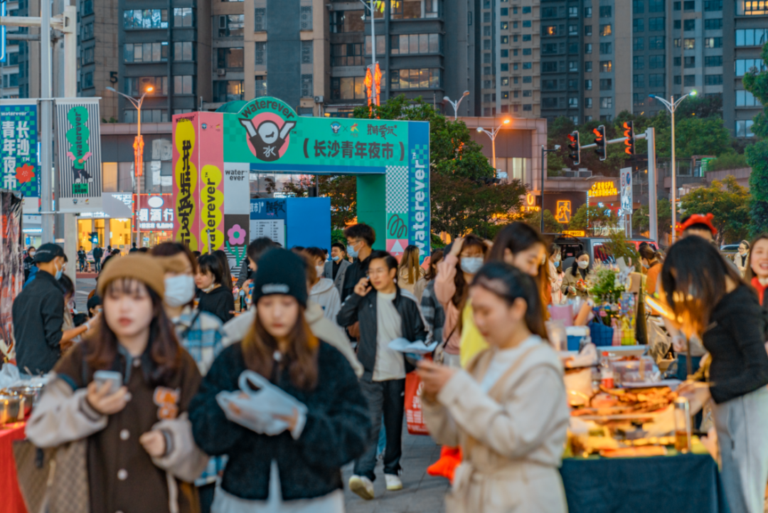 缤纷夜经济，购物中心升腾的“烟火气”