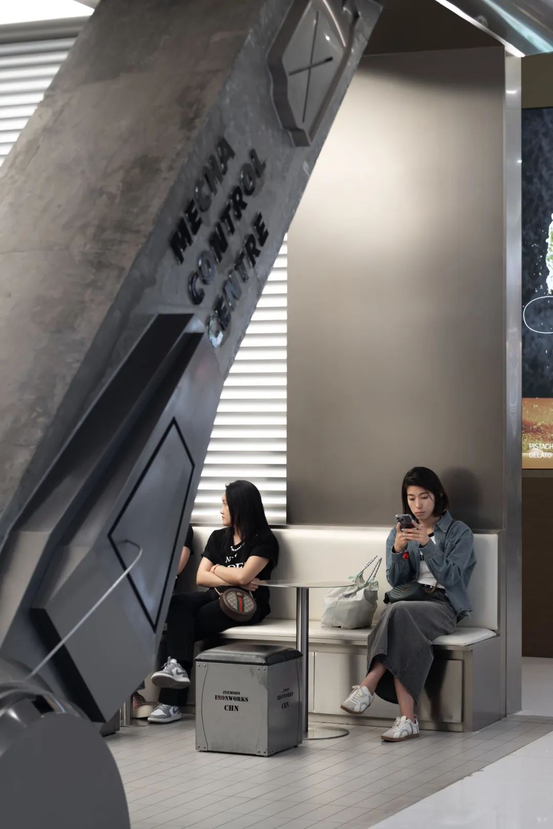 新作丨不锈钢与混凝土的交错：Ticle Coffee系列设计 / 大观建筑