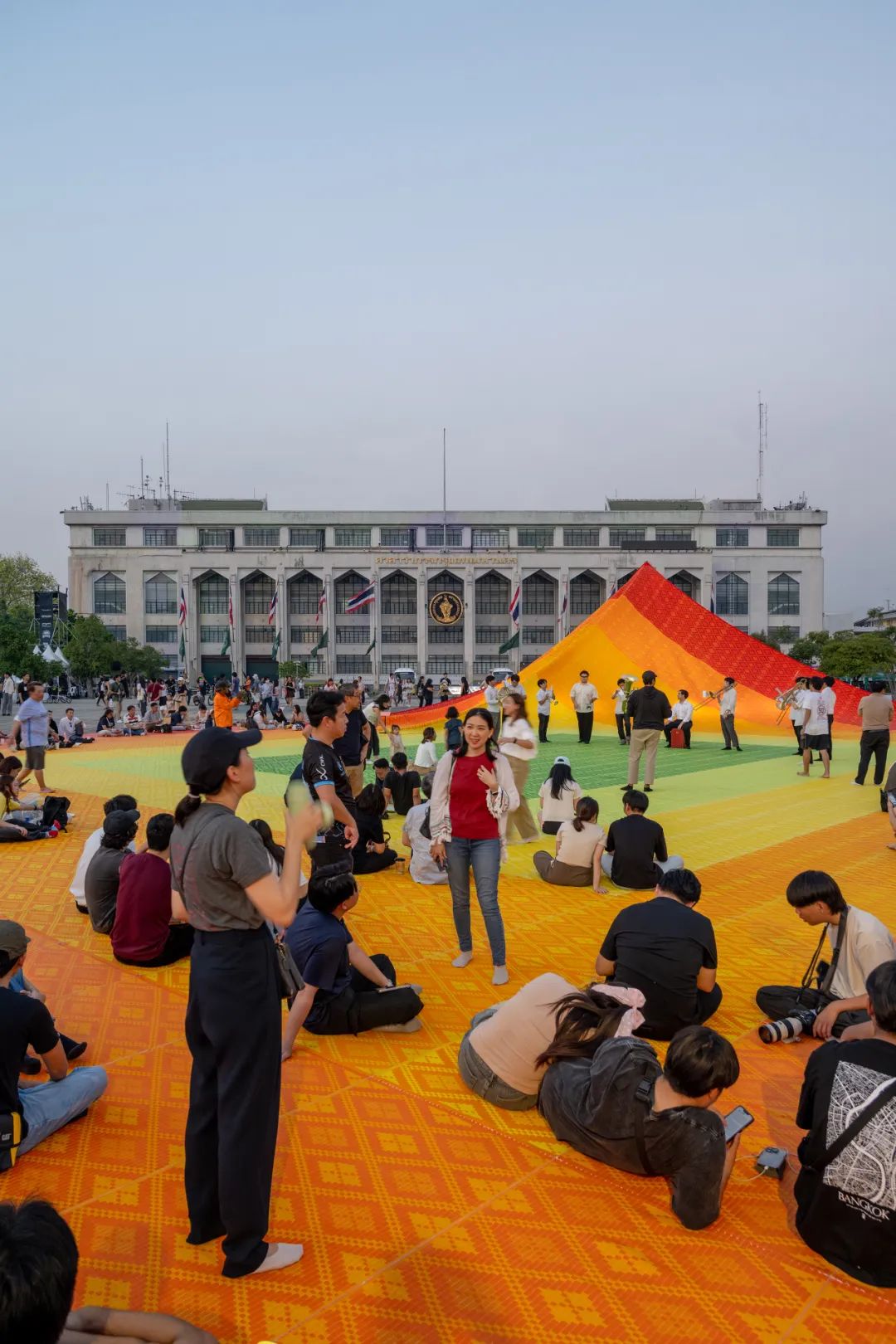 信息图像化的公共空间 | MVRDV 在曼谷设计周用再生塑料编织《巨型坐毯》