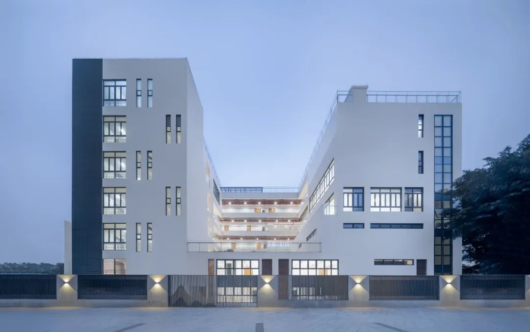 “内院式消防站”的布局，简洁现代的立面——深圳市公安消防支队松坪山消防站设计