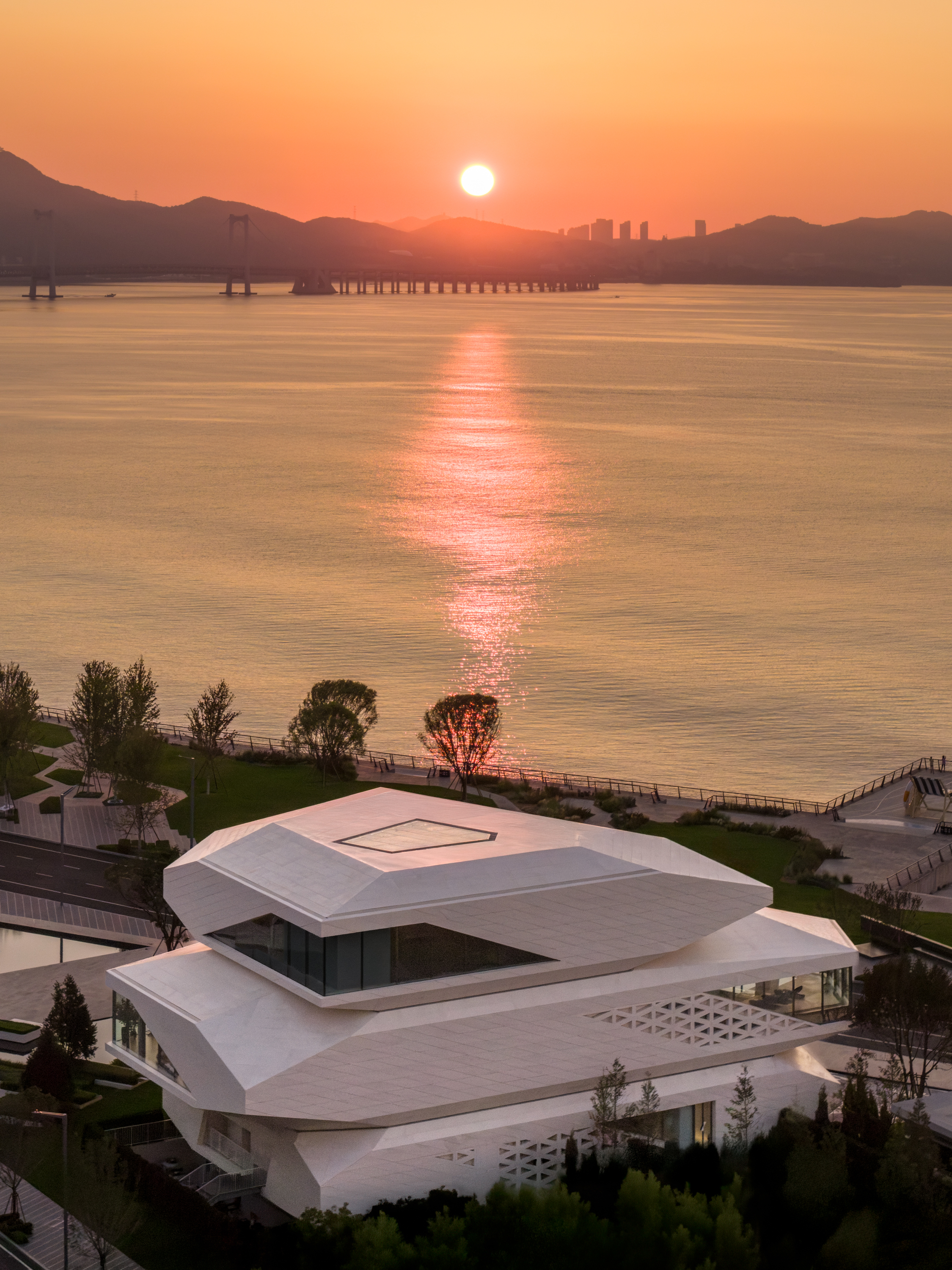 line+新作「石棱镜」，叠石望海，激活大连凌水湾滨海地景