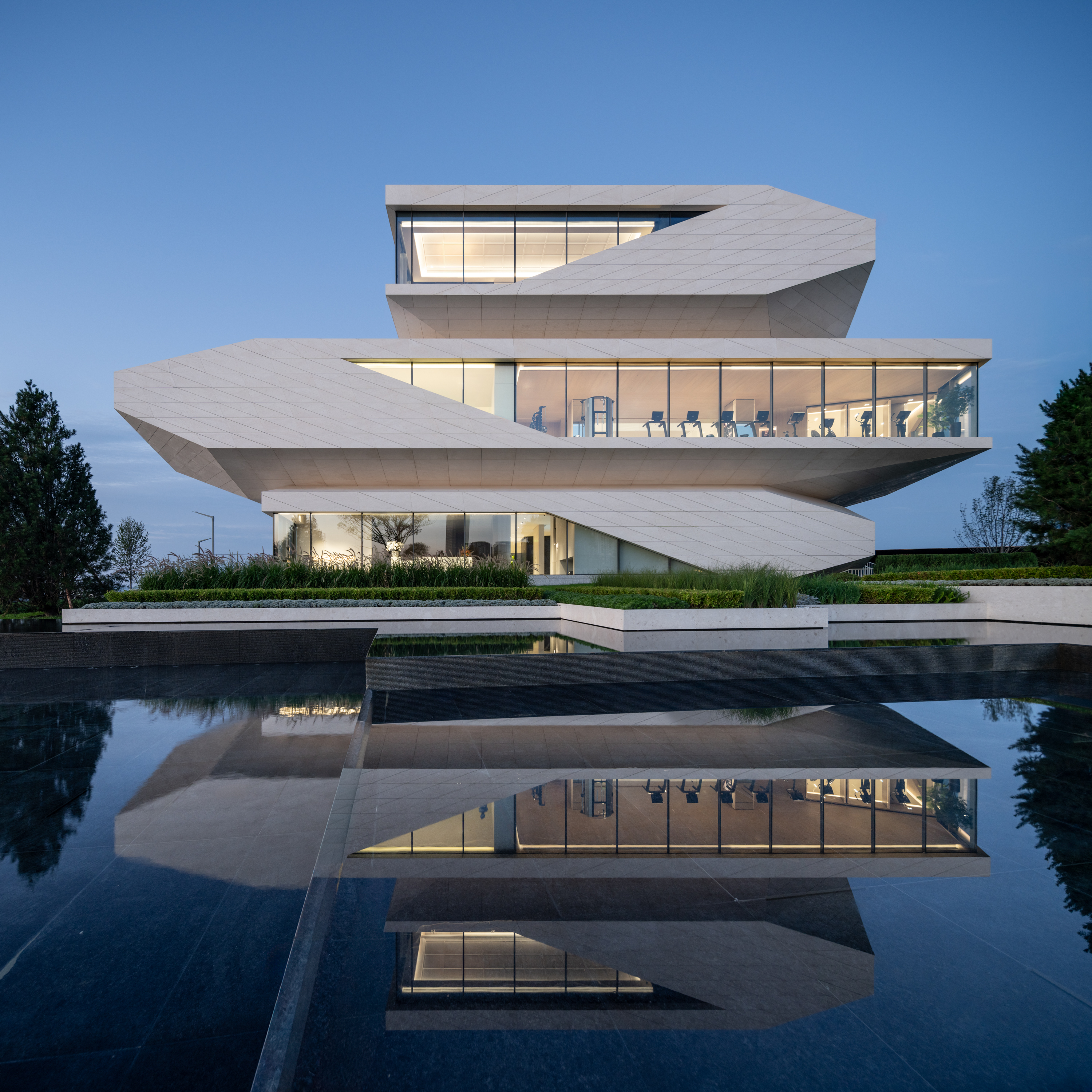 line+新作「石棱镜」，叠石望海，激活大连凌水湾滨海地景