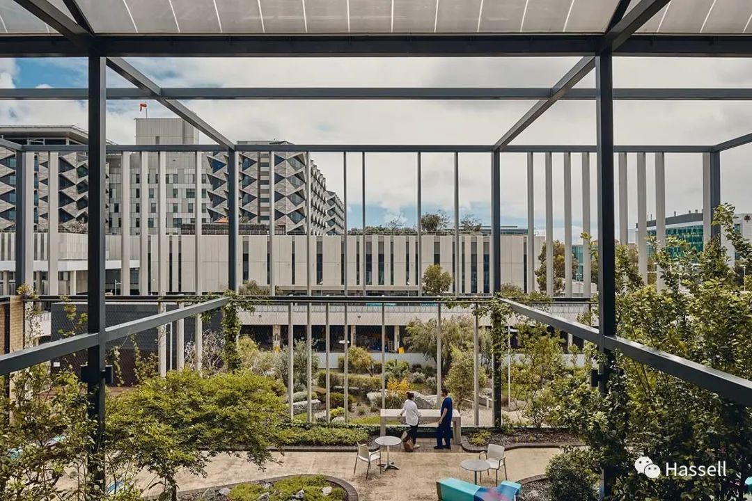 包容性和普适性设计如何提升医疗设施用户的健康和幸福感？