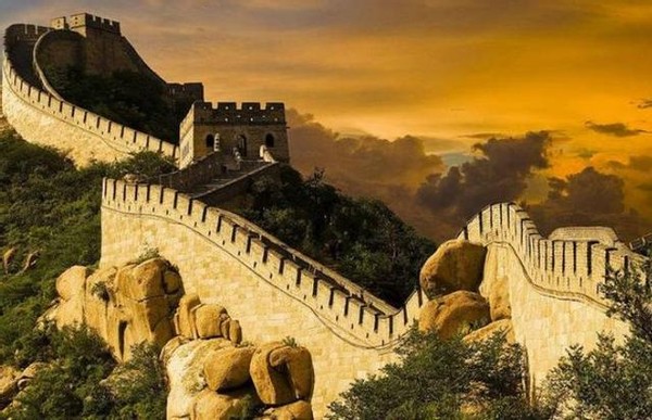 金字塔和万里长城，哪个建成难度更大？