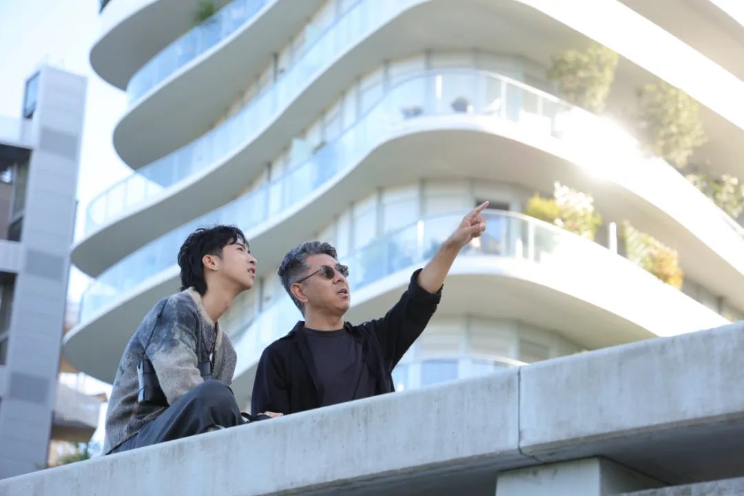 马岩松首部纪录片《狂想之城》上线！看马工松弛谈生活，锐评贝聿铭为何被骂！