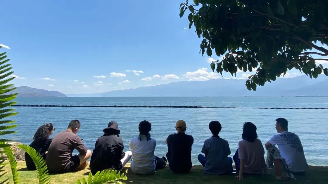 谢柯:物向后退,人往前走