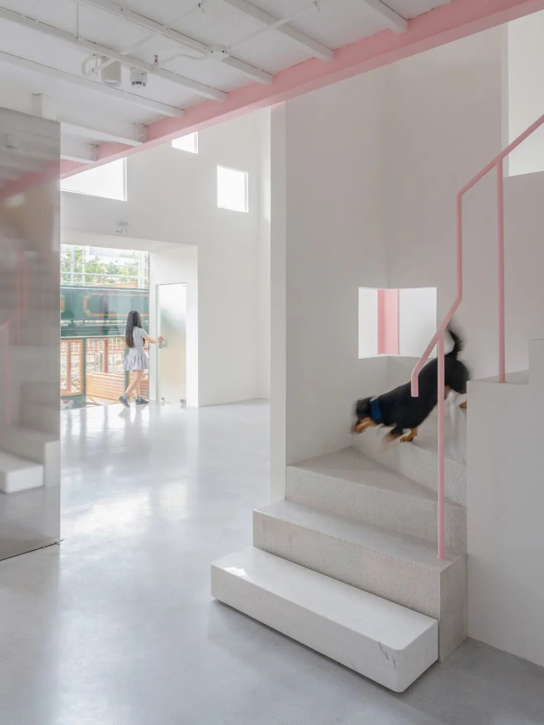 芽&middot;美术馆，墙洞构成的&ldquo;动态风景&rdquo;展