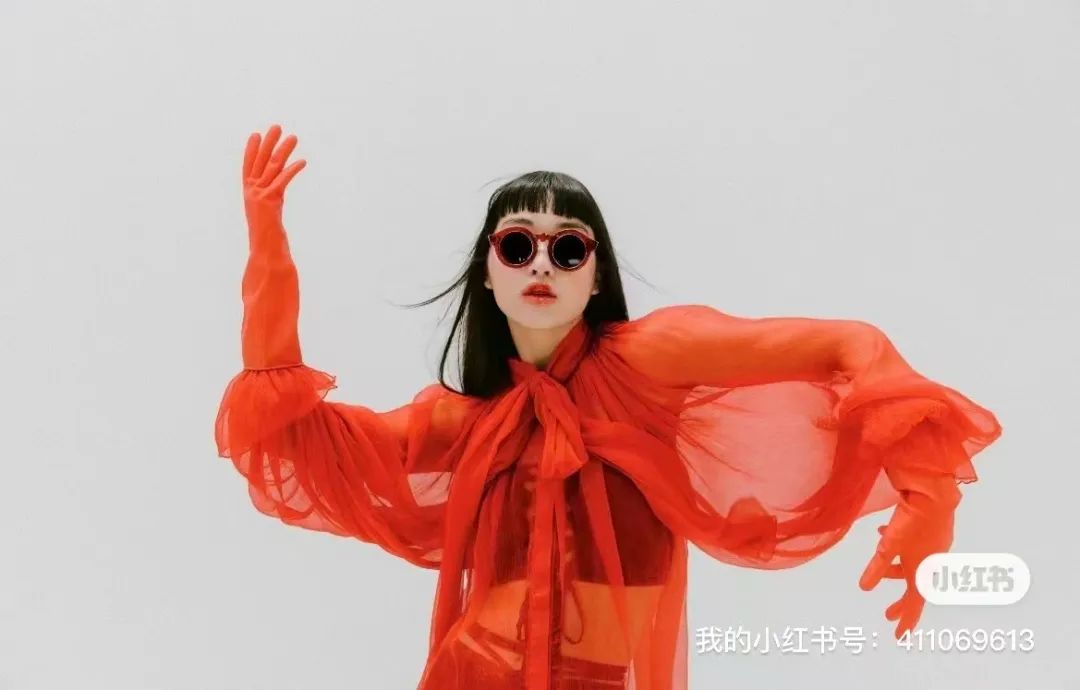 我朋友代理了一个巴黎潮牌眼镜品牌，在上海开了国内首店。  那时候，我正好在读两本书《潮牌之路》《卖什么都是卖体验》，就边看书边结合实际案例思考，如果我是她，代理这么一个巴黎潮牌眼镜品牌，如何一步步在国内打造品牌，形成裂变。  我朋友本身有成熟的商业思路，如今把这个品牌经营的有声有色，我随时翻到小红书的KOL视频里都能看见她的眼镜店的身影，又上了央视新闻作为国内首店的代表之一，又很快的马不停蹄的准备在淮海路开第二家店了。  我是无意间翻到之前的读书笔记，梳理一下当时的思考，发现她做的简直太棒了。  1. 新生代消费者参与品牌塑造的积极性日益高涨，让消费者参与品牌塑造，培养和激励他们的分享欲望。  2. 宣扬一种理念，眼镜也是服饰的一部分，潮人不只要不撞衫，也要不撞眼镜。  3. 征集摄影作品，佩戴该品牌的眼镜拍摄有风格的照片，可以接受投稿后，在官方的小红书账号上进行发布。  4. 塑造和定位品牌形象，和目标消费者的个人形象进行关联，定位潮牌、时尚、年轻，邀请设计师们做KOL代言，强化标签。  5. 通过宣传，邀请目标消费者不只是单独来购物，而是姐妹们一起，将一些有相似度的又有点不同的款式进行捆绑，形成闺蜜联合款，好基友款。是好闺蜜就戴一个品牌的眼镜一起出街。  6. 眼镜是易耗品，而不是通常来说一副眼镜戴好多年直到镜架变形了才换。  7. 打造品牌社群，在社群中通过艺术分享等方式，巩固品牌的艺术调性，吸引爱艺术的人们关注和加入社群。  8. 作为国内首店，让前期的顾客能够作为新生事物尝鲜者，心生自豪感。  9. 发展一些品牌衍生品，小礼物，促进消费和传播。  10. 只有价值定位清晰的产品，结合适当的品牌包装，才能长久赢得客户。  品牌战略  1. 刚开始注重，“为何用户选择我”，然后思考“怎样满足消费者需求”，而不仅仅关注产品本身，最后着手打造“什么样”的品牌。  2. 品牌和用户之间要有通畅、深入的沟通渠道，比如小红书？能够及时接收到客户的反馈和需求。  3. 宣传公司的品牌故事，使大众产品成为一个内涵丰富的品牌。  4. 采访顾客，征集他们与品牌产品之间的故事，可以在店内设置照片墙，以及将小红书为虚拟空间设立线上的故事墙和照片墙。打造出“戴这个品牌的眼镜的用户都是一群富有创意而且非常有趣的人”  5. 你不必自己推广产品，你只需要编写一些故事，让大家乐于口口相传，互相分享。  6. 眼镜引申出“看世界”“看人”“走出去”“眼睛的交流”“透过眼镜看到美”等立意  7. 独特的故事主张，创作品牌暖情小故事，就像当初的益达口香糖广告系列，比如一些偶遇、爱情、相约、温情、偶像剧连续剧短剧进行传播。  8. 定制印有眼镜的T恤  9. 反复讲好品牌故事，让大家形成一致看法，他们会自发的宣传你的品牌。  10. 想一句口号。  11. 推出一些新款的样片，邀请大家免费试戴一周? 要求是需要朋友圈发照片。  12. 狂热？执着？信念？大胆？真诚？表达？活力？思考如何让品牌与这些相关联。  13. 公益行为。比如，送眼镜给一些非目标客群，他们没有能力得到适合的眼镜，然后讲这些公益行为记录，传播，在店里照片墙展示等。制定切实可行的公益营销战略，必须建立与目标受众产生情感共鸣的纽带。比如，如今的快递小哥群体，大厂失业群体等。让客户和社会公众觉得你的公益行为真实可靠且可持续发展。  14. 产地比产品更重要。比如，强调品牌来自巴黎。  15. 注重客户体验，比如，快递眼镜的时候，店长手写的卡片，祝福，以及包装盒的设计感等。  16. 店里放拍立得。邀请顾客买完就拍照留念，在店里留下靓影。  17.对于进店后没有购买的顾客，留下他们的需求，希望的款式和使用场景，下次上新品的时候可以及时告诉他们。  18. 分销，带客，裂变。  19.个别款式做到稀缺性，独一无二。  20.上新款的时候，第一个购买的顾客有命名权，可以在官方小红书账号上官宣。  21. 多为顾客定制产品或者定制服务。  22. 先将店长和店员的认识的朋友建个品牌初始群，然后邀请每个朋友拉5个新朋友入群，每增加50或者100个时候，开始抽奖，送一副眼镜。中奖的要离开群，但是要再5个或者10个进群。  23. 每个到店领眼镜奖品的人必须带一个朋友来。  24. 发动大家一起出点子。  图片来源：品牌主理人Michelle Ye