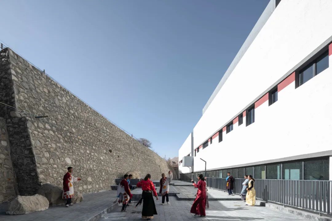 新作丨洛扎县中学多功能艺术中心 - 光之峡谷 / 肖诚-深圳华汇