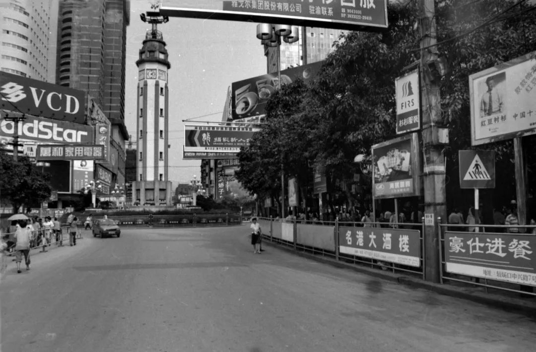 何智亚：重庆，30年间的城市影像记录与观察