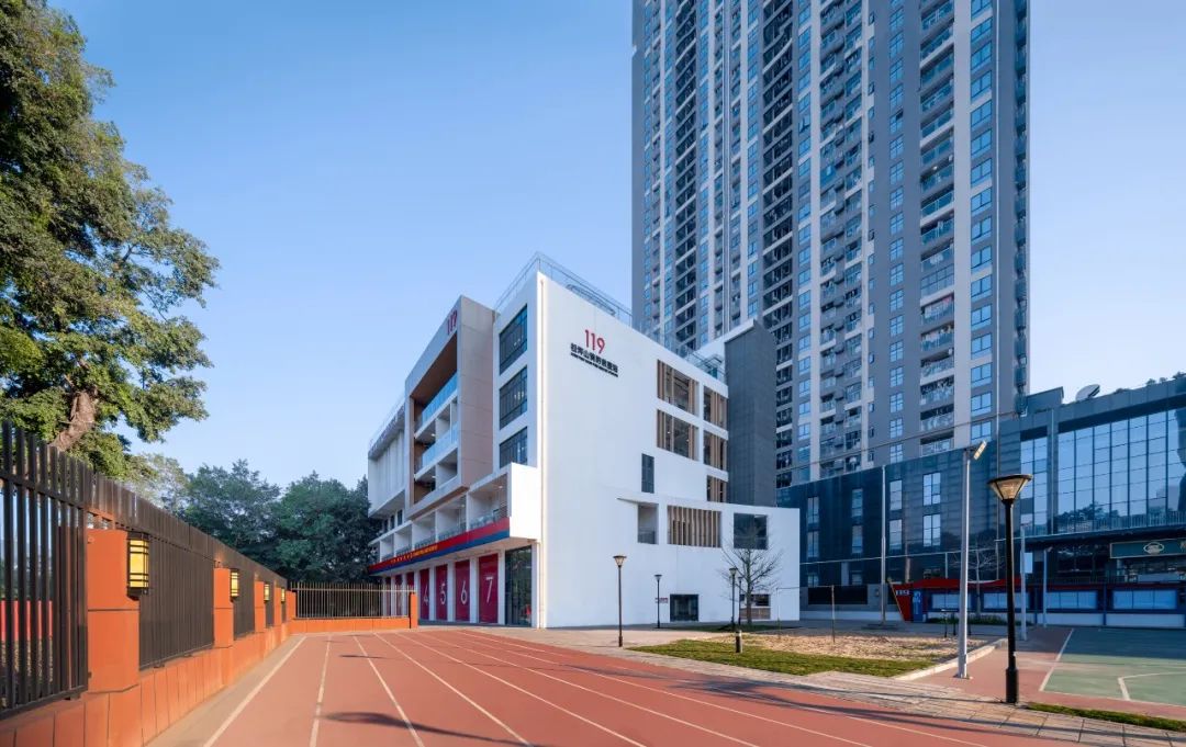 “内院式消防站”的布局，简洁现代的立面——深圳市公安消防支队松坪山消防站设计