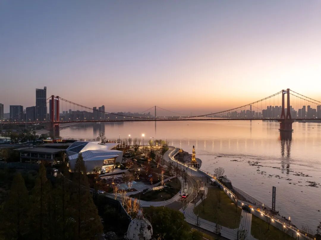 文化锚点的公共性重构：武汉长江天地和集与滨江公园更新 / 正象设计