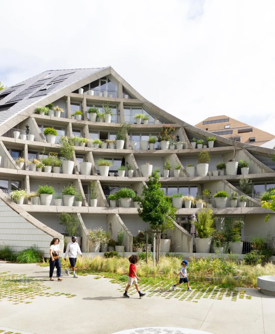 MVRDV 完成法国波尔多「绿谷」生态住宅：用光线切割出绿意盎然的宜居庭院