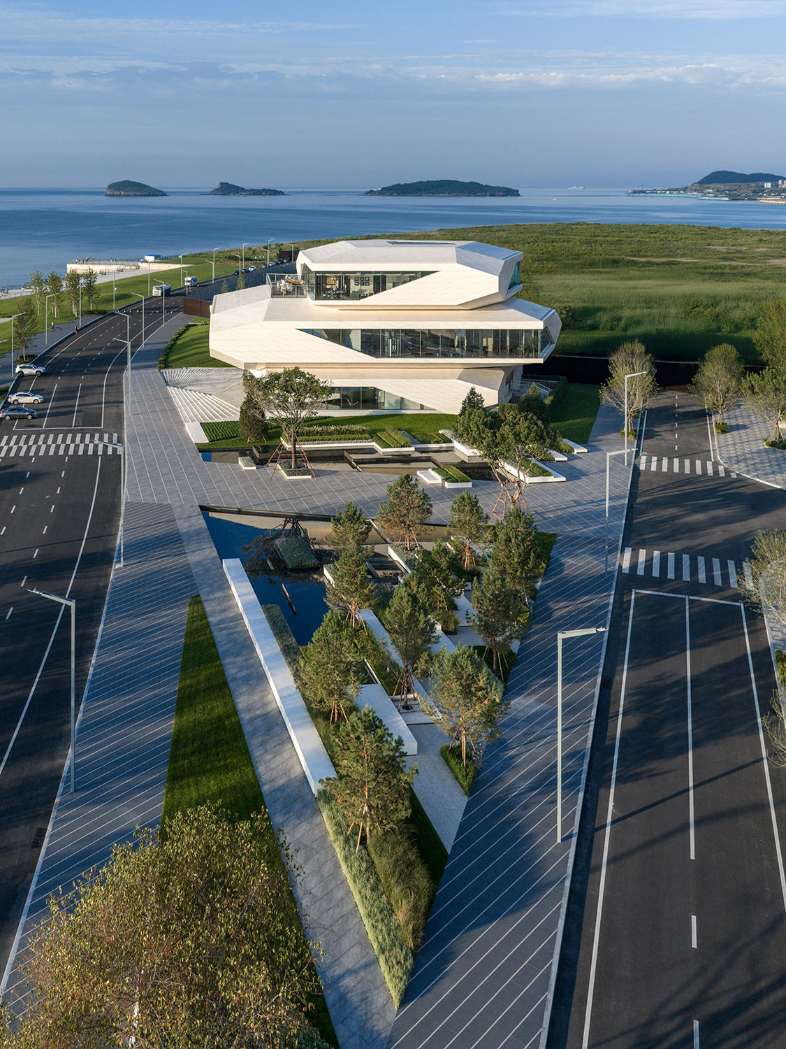 line+新作「石棱镜」，叠石望海，激活大连凌水湾滨海地景