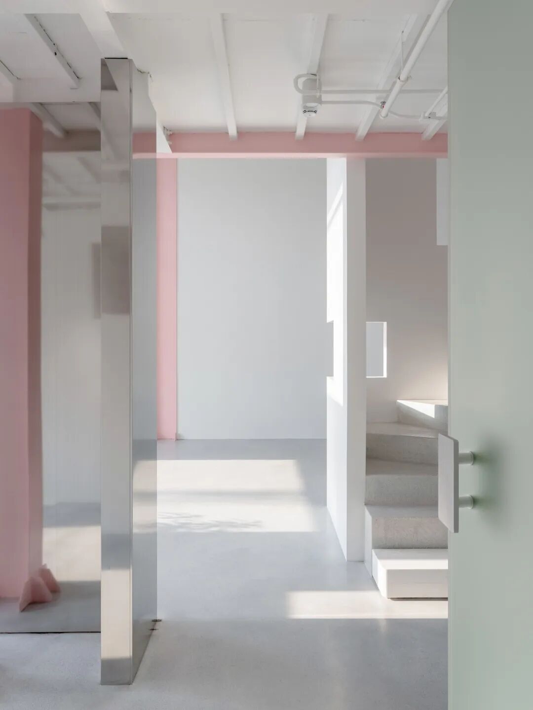 芽&middot;美术馆，墙洞构成的&ldquo;动态风景&rdquo;展
