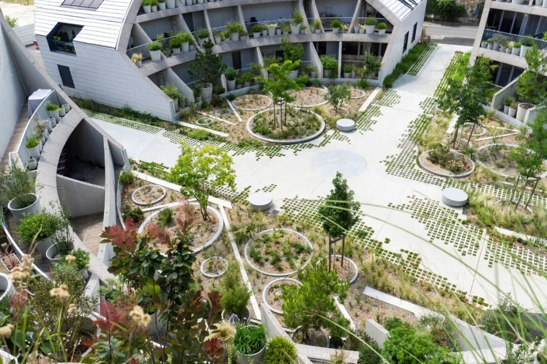 MVRDV 完成法国波尔多「绿谷」生态住宅：用光线切割出绿意盎然的宜居庭院