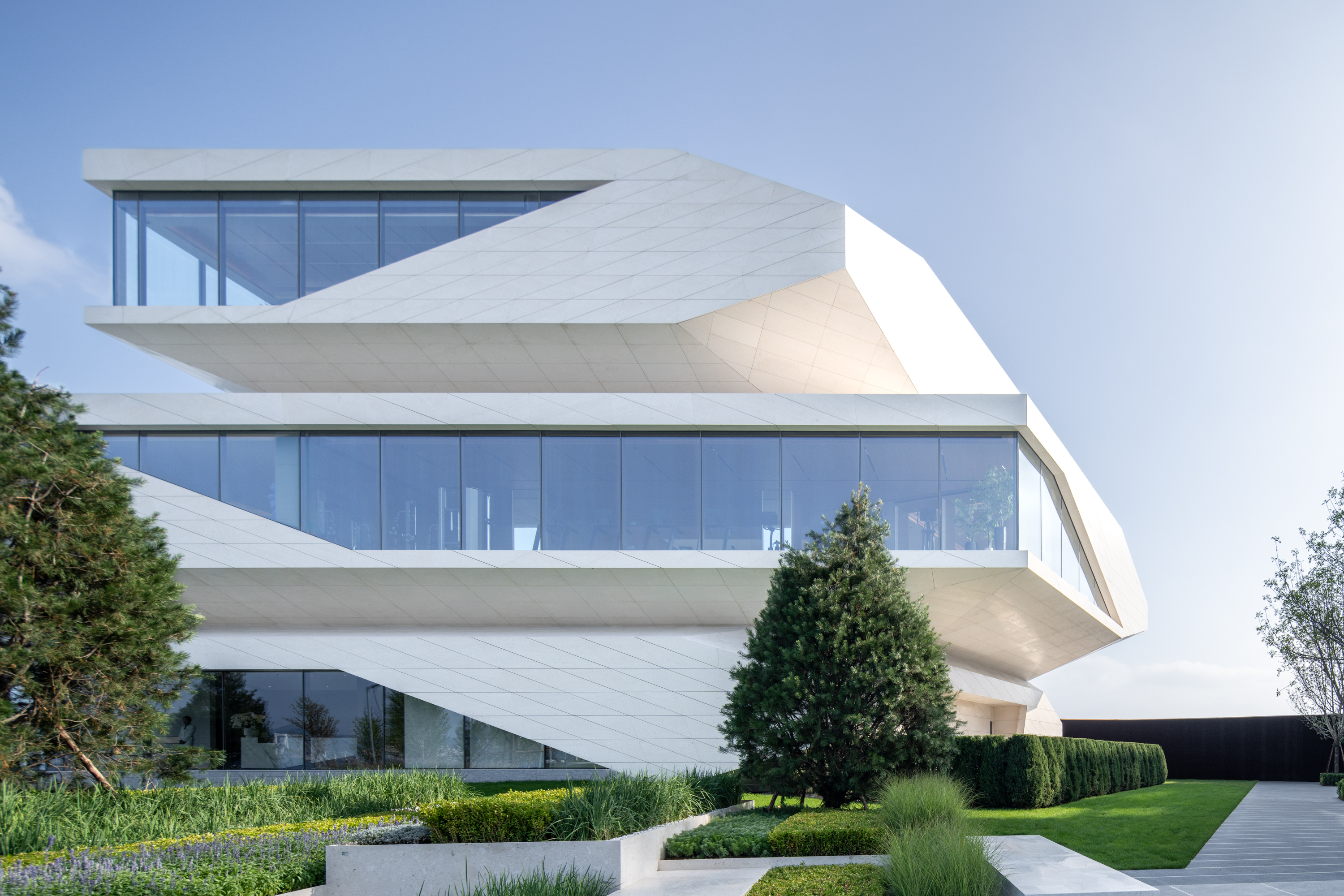 line+新作「石棱镜」，叠石望海，激活大连凌水湾滨海地景