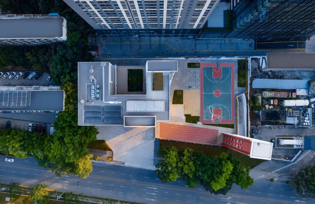 “内院式消防站”的布局，简洁现代的立面——深圳市公安消防支队松坪山消防站设计