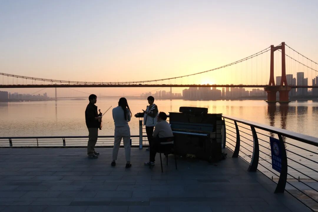 文化锚点的公共性重构：武汉长江天地和集与滨江公园更新 / 正象设计