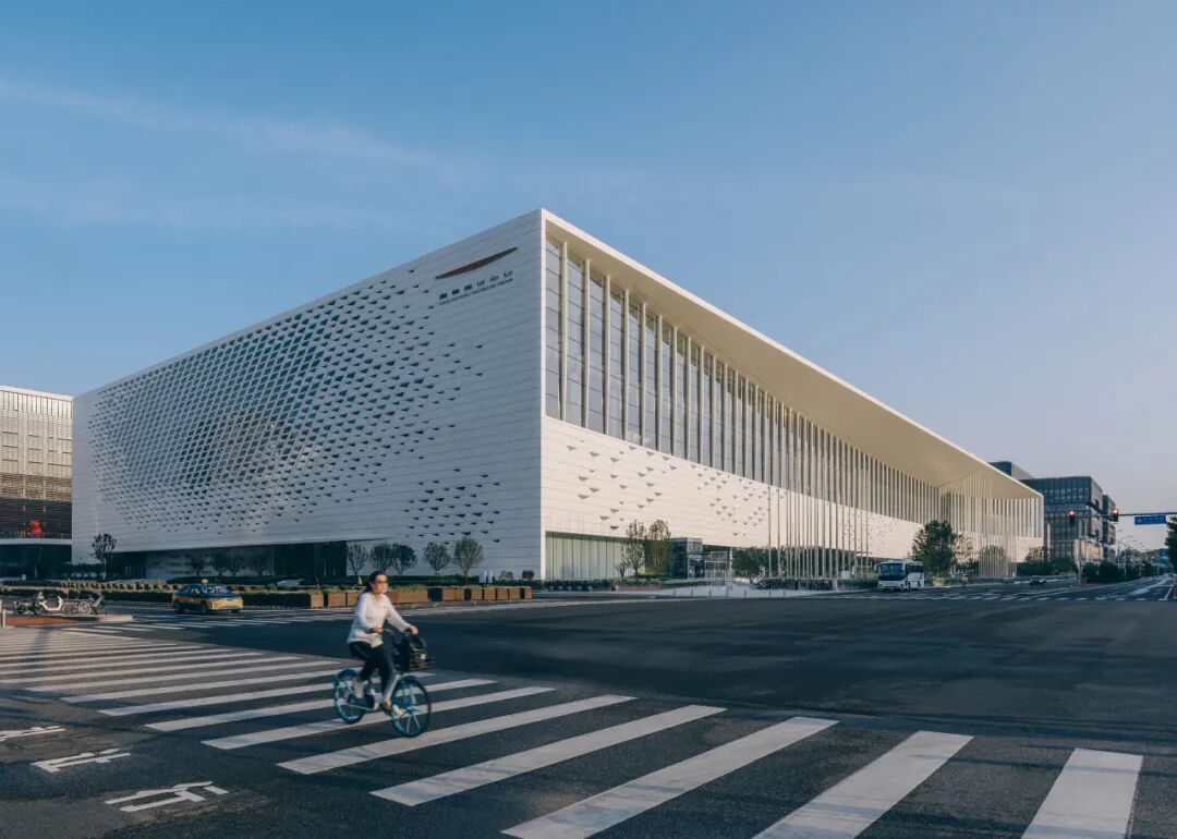 包赞巴克 &middot; Project | 中国国家会议中心二期：轻盈曲线彰显「场所精神」，多孔立面寓意「百鸟腾飞」