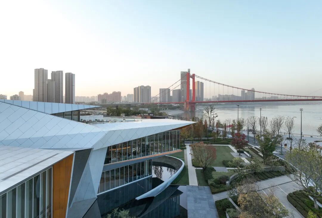 文化锚点的公共性重构：武汉长江天地和集与滨江公园更新 / 正象设计