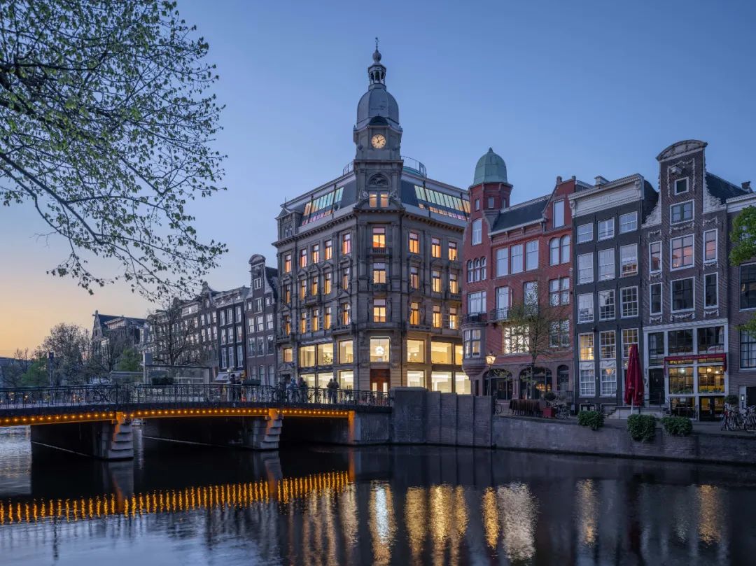 MVRDV 改造阿姆斯特丹百年历史建筑，为蔚来汽车打造欧洲规模最大“蔚来中心”