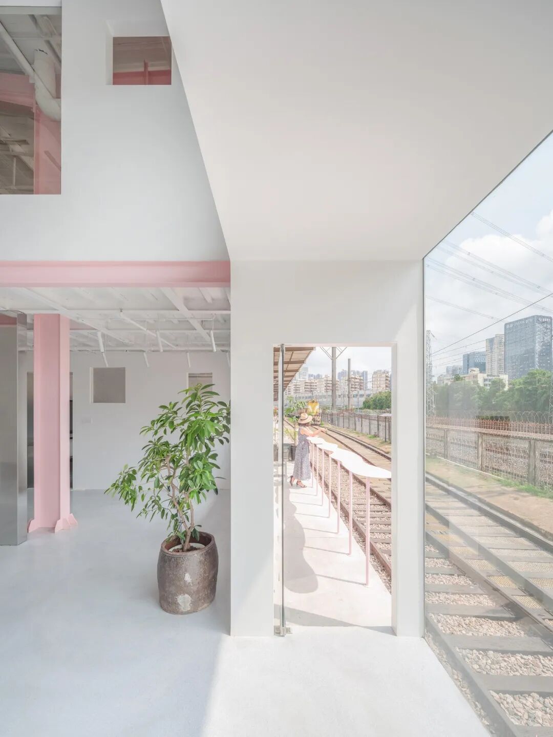 芽&middot;美术馆，墙洞构成的&ldquo;动态风景&rdquo;展