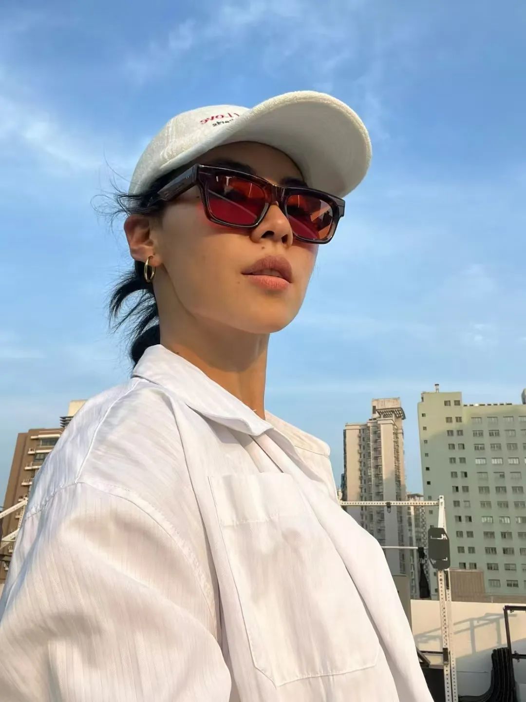我朋友代理了一个巴黎潮牌眼镜品牌，在上海开了国内首店。  那时候，我正好在读两本书《潮牌之路》《卖什么都是卖体验》，就边看书边结合实际案例思考，如果我是她，代理这么一个巴黎潮牌眼镜品牌，如何一步步在国内打造品牌，形成裂变。  我朋友本身有成熟的商业思路，如今把这个品牌经营的有声有色，我随时翻到小红书的KOL视频里都能看见她的眼镜店的身影，又上了央视新闻作为国内首店的代表之一，又很快的马不停蹄的准备在淮海路开第二家店了。  我是无意间翻到之前的读书笔记，梳理一下当时的思考，发现她做的简直太棒了。  1. 新生代消费者参与品牌塑造的积极性日益高涨，让消费者参与品牌塑造，培养和激励他们的分享欲望。  2. 宣扬一种理念，眼镜也是服饰的一部分，潮人不只要不撞衫，也要不撞眼镜。  3. 征集摄影作品，佩戴该品牌的眼镜拍摄有风格的照片，可以接受投稿后，在官方的小红书账号上进行发布。  4. 塑造和定位品牌形象，和目标消费者的个人形象进行关联，定位潮牌、时尚、年轻，邀请设计师们做KOL代言，强化标签。  5. 通过宣传，邀请目标消费者不只是单独来购物，而是姐妹们一起，将一些有相似度的又有点不同的款式进行捆绑，形成闺蜜联合款，好基友款。是好闺蜜就戴一个品牌的眼镜一起出街。  6. 眼镜是易耗品，而不是通常来说一副眼镜戴好多年直到镜架变形了才换。  7. 打造品牌社群，在社群中通过艺术分享等方式，巩固品牌的艺术调性，吸引爱艺术的人们关注和加入社群。  8. 作为国内首店，让前期的顾客能够作为新生事物尝鲜者，心生自豪感。  9. 发展一些品牌衍生品，小礼物，促进消费和传播。  10. 只有价值定位清晰的产品，结合适当的品牌包装，才能长久赢得客户。  品牌战略  1. 刚开始注重，“为何用户选择我”，然后思考“怎样满足消费者需求”，而不仅仅关注产品本身，最后着手打造“什么样”的品牌。  2. 品牌和用户之间要有通畅、深入的沟通渠道，比如小红书？能够及时接收到客户的反馈和需求。  3. 宣传公司的品牌故事，使大众产品成为一个内涵丰富的品牌。  4. 采访顾客，征集他们与品牌产品之间的故事，可以在店内设置照片墙，以及将小红书为虚拟空间设立线上的故事墙和照片墙。打造出“戴这个品牌的眼镜的用户都是一群富有创意而且非常有趣的人”  5. 你不必自己推广产品，你只需要编写一些故事，让大家乐于口口相传，互相分享。  6. 眼镜引申出“看世界”“看人”“走出去”“眼睛的交流”“透过眼镜看到美”等立意  7. 独特的故事主张，创作品牌暖情小故事，就像当初的益达口香糖广告系列，比如一些偶遇、爱情、相约、温情、偶像剧连续剧短剧进行传播。  8. 定制印有眼镜的T恤  9. 反复讲好品牌故事，让大家形成一致看法，他们会自发的宣传你的品牌。  10. 想一句口号。  11. 推出一些新款的样片，邀请大家免费试戴一周? 要求是需要朋友圈发照片。  12. 狂热？执着？信念？大胆？真诚？表达？活力？思考如何让品牌与这些相关联。  13. 公益行为。比如，送眼镜给一些非目标客群，他们没有能力得到适合的眼镜，然后讲这些公益行为记录，传播，在店里照片墙展示等。制定切实可行的公益营销战略，必须建立与目标受众产生情感共鸣的纽带。比如，如今的快递小哥群体，大厂失业群体等。让客户和社会公众觉得你的公益行为真实可靠且可持续发展。  14. 产地比产品更重要。比如，强调品牌来自巴黎。  15. 注重客户体验，比如，快递眼镜的时候，店长手写的卡片，祝福，以及包装盒的设计感等。  16. 店里放拍立得。邀请顾客买完就拍照留念，在店里留下靓影。  17.对于进店后没有购买的顾客，留下他们的需求，希望的款式和使用场景，下次上新品的时候可以及时告诉他们。  18. 分销，带客，裂变。  19.个别款式做到稀缺性，独一无二。  20.上新款的时候，第一个购买的顾客有命名权，可以在官方小红书账号上官宣。  21. 多为顾客定制产品或者定制服务。  22. 先将店长和店员的认识的朋友建个品牌初始群，然后邀请每个朋友拉5个新朋友入群，每增加50或者100个时候，开始抽奖，送一副眼镜。中奖的要离开群，但是要再5个或者10个进群。  23. 每个到店领眼镜奖品的人必须带一个朋友来。  24. 发动大家一起出点子。  图片来源：品牌主理人Michelle Ye
