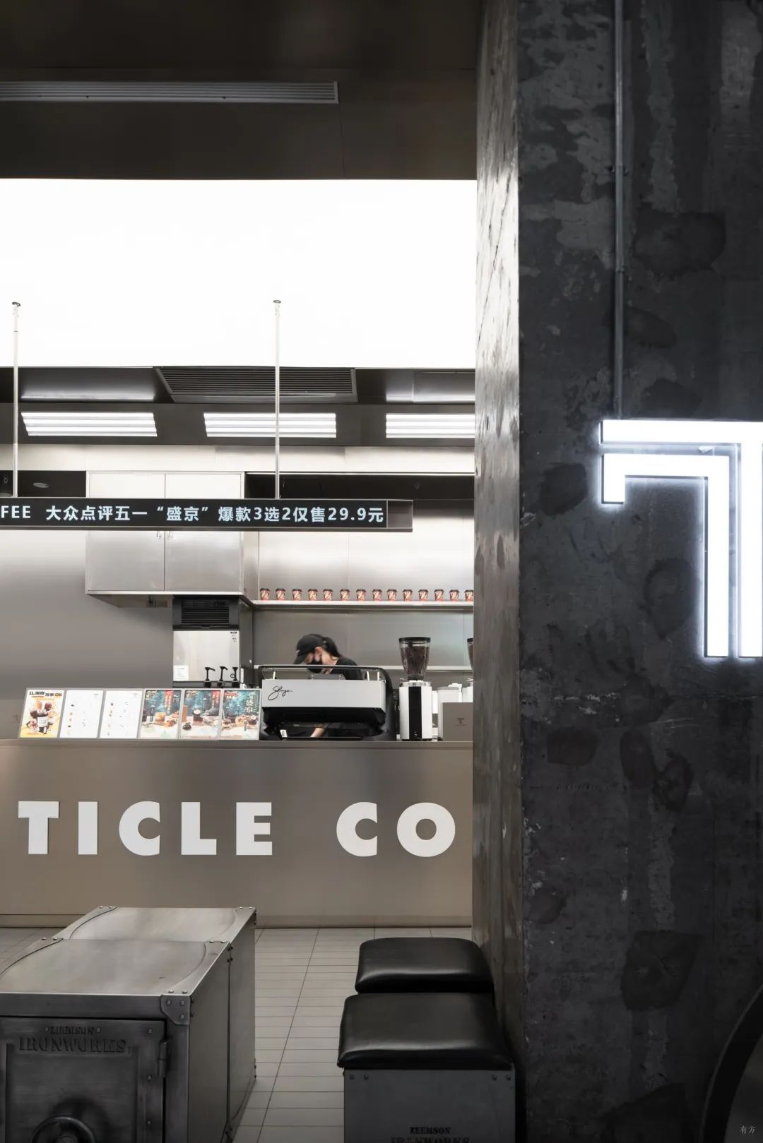 新作丨不锈钢与混凝土的交错：Ticle Coffee系列设计 / 大观建筑