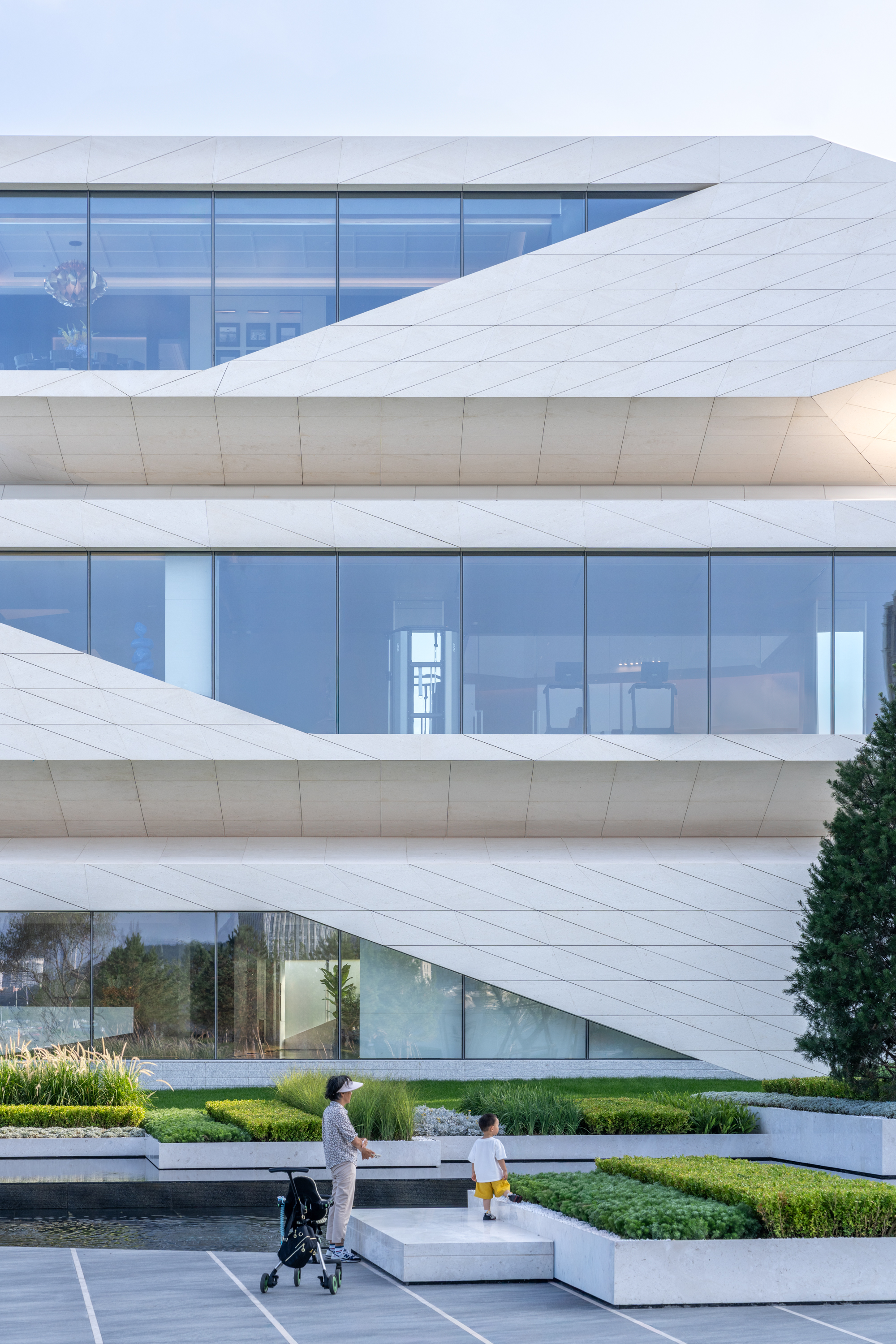 line+新作「石棱镜」，叠石望海，激活大连凌水湾滨海地景