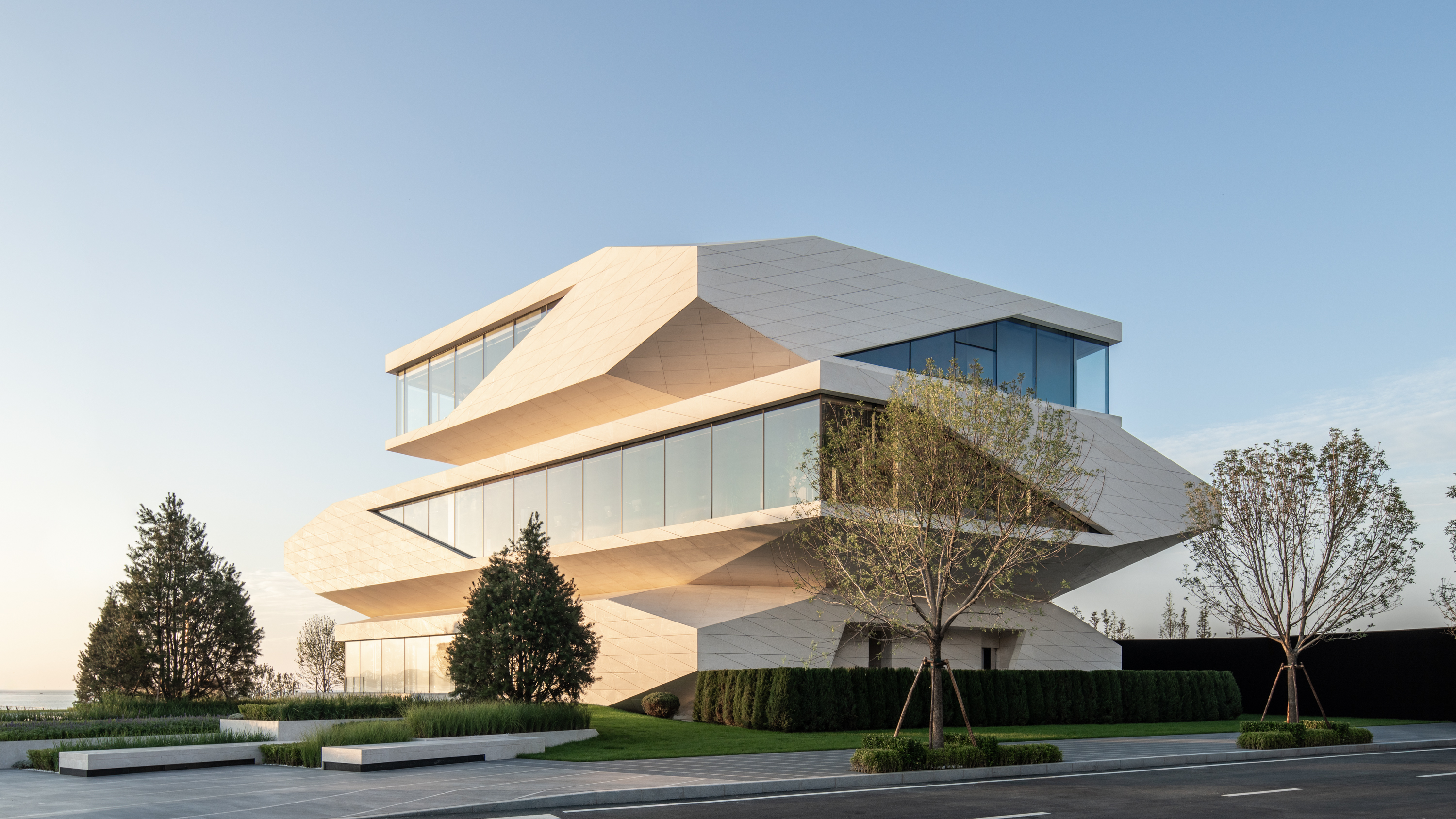 line+新作「石棱镜」，叠石望海，激活大连凌水湾滨海地景