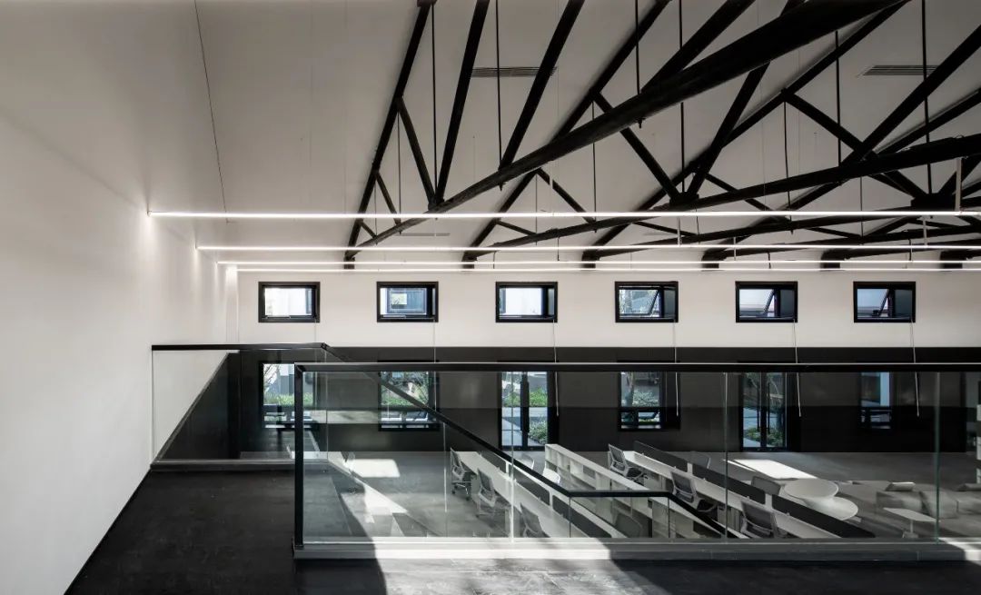 总部办公  | Headquarters & Office |  / 杭州威星智能总部  / 浙江普利斐特生产基地一期组团一体化改造  / 科大讯飞全球总部  / line+杭州办公空间  / line+上海办公空间  文化空间  | Cultural Space |  ‍  ‍  / 云南东风韵艺术中心  / 丽水古堰画乡艺术中心  / 江南秘境三联书吧  / 下岩贝 · 云巢书房  / 运城 · 河东书房  城市更新  | Urban Renewal |  / 杭州灵隐寺文化提升与保护  / 杭州LOFT49产业遗存更新  / 长三角一体化示范区：丁栅水乡SOHO智慧粮仓  酒店文旅  | Hotel & Culture Tourism |  / 鲁商朴宿·故乡的云山奢酒店  / 莫干溪谷·千里走单骑酒店  / 云南弥勒艺术家庄园  / 叠石山居·金家山VOCO酒店  商业零售  | Commercial & Retail |  / 泰山九女峰书房及休闲配套设施  / 泰山佑游客中心  / 深圳云海驿站  / 下岩贝 · 云之门餐厅  / 文字大药房  / 露营装备店  / 茶汤好香 · 火锅店  艺术展陈  | Exhibition Design |  / line+“空间赋能”作品展  / 「乡愁与城市梦」威尼斯双年展军械库主题展  室内设计师（偏方案）  1. 室内设计、环境艺术设计或建筑学本科及以上学历；2. 能充分理解建筑空间和室内设计的衔接，能独立完成从概念方案到施工图以及现场施工指导的全过程，熟悉室内装饰材料、规范及工艺流程，目前有独立完成项目者优先；3. 具有优秀的职业素养和责任心，有较强的沟通及团队协作能力；4. 精通Adobe，SU等设计软件，具有一定的建模能力，有渲染能力者优先；5. 有良好的设计意识，拥有国际视野下的审美和设计水准 。  室内设计师（偏后期）  1. 室内设计、环境艺术设计或者建筑学本科及以上学历；2. 能充分理解建筑空间和室内设计的衔接，能独立完成从概念方案到施工图以及现场施工指导的全过程，熟悉室内装饰材料、规范及工艺流程，目前有独立完成项目者优先；3. 具备大型项目落地管理经验，大型总部办公落地项目 （2万方以上）者优先；4. 具有优秀的职业素养和责任心，有较强的沟通及团队协作能力；5. 精通Adobe，SU 设计软件，具有一定的建模能力，有渲染能力者优先；6. 有良好的设计意识，拥有国际视野下的审美和设计水准 。  助理室内设计师  1. 室内设计、环境艺术设计或建筑学本科及以上学历，优秀应届毕业生；2. 有研究性的工作方法和热情，基本功扎实，对设计和创作有热爱和追求；3. 具有较强的设计能力和学习专业知识的主动性，能独立认真地完成设计工作；4. 熟练使用AutoCAD, Sketchup, Enscape, Photoshop, InDesign 。  1. 请以附件形式将个人简历及作品集（合并成一个PDF文件，大小不超过20MB），发送至邮箱：hr@lineplus.studio；  2. 邮件请命名为“姓名+应聘职位+招聘渠道”，并于邮件正文注明起始工作或实习日期；  3. 简历需包含个人信息、联系方式及个人近照；作品集包括但不限于项目设计、实践研究，绘画、文字等其他代表性作品；  4. 请申请者在对line+的实践有所了解，并在确实感兴趣的基础上提交符合以上要求的申请。  * 我们会在收到邮件后，邮件或电话联系合格的申请者，请耐心等待。  联系人：蓝小姐  联系方式：0571-81020592  工作地点：杭州市西湖区教工路198号