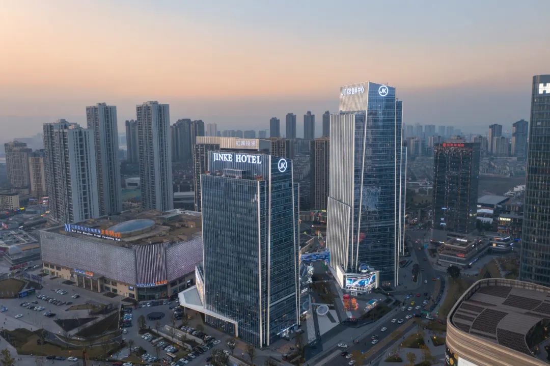 capitalising on the sites height difference, the hotel, office