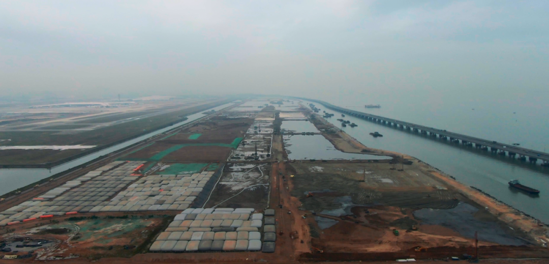 深圳机场三跑道扩建工程场地陆域形成及软基处理工程：填海开疆，助力鹏城腾飞