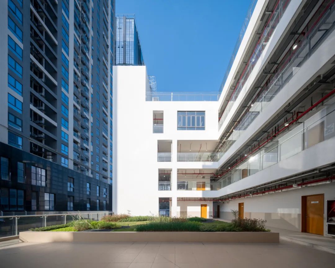 “内院式消防站”的布局，简洁现代的立面——深圳市公安消防支队松坪山消防站设计