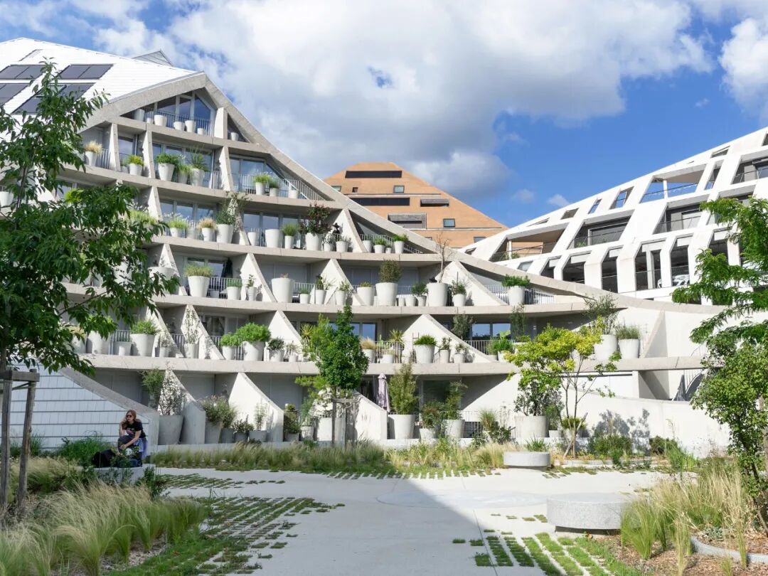 MVRDV 完成法国波尔多「绿谷」生态住宅：用光线切割出绿意盎然的宜居庭院