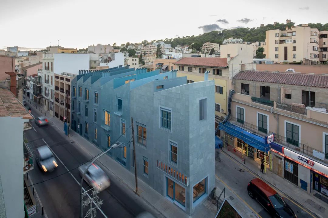 MVRDV 西班牙「戈米拉」街区更新，为优衣库2024春夏系列带来色彩斑斓的城市布景 